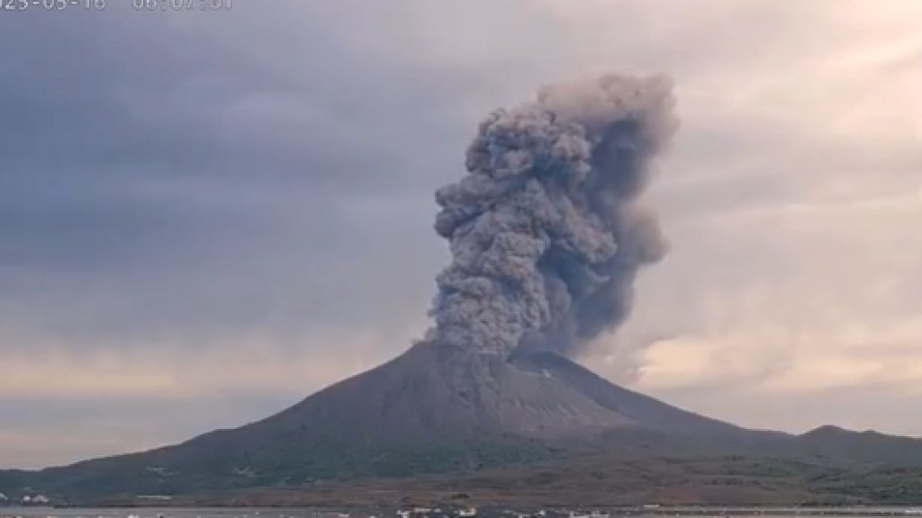 櫻島火山灰狂撒！鹿兒島機場癱瘓　旅客改票排隊擠爆
