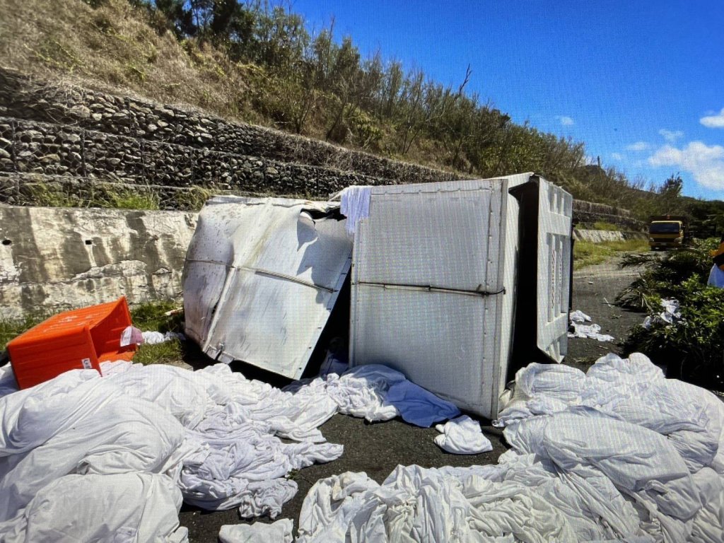 影/墾丁路段驚險翻覆! 小貨車疑閃避急煞衝出路面