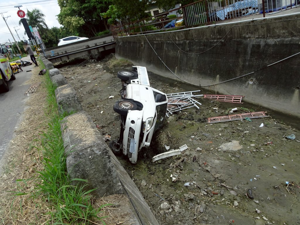 台中大雅機車小貨車相撞　小貨車翻落水溝