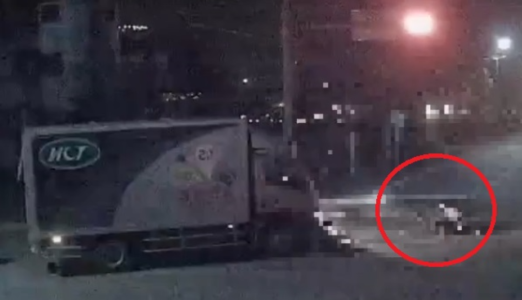 撞擊畫面曝光！宜蘭夫妻共乘機車與貨車對撞　丈夫死亡妻子急救中