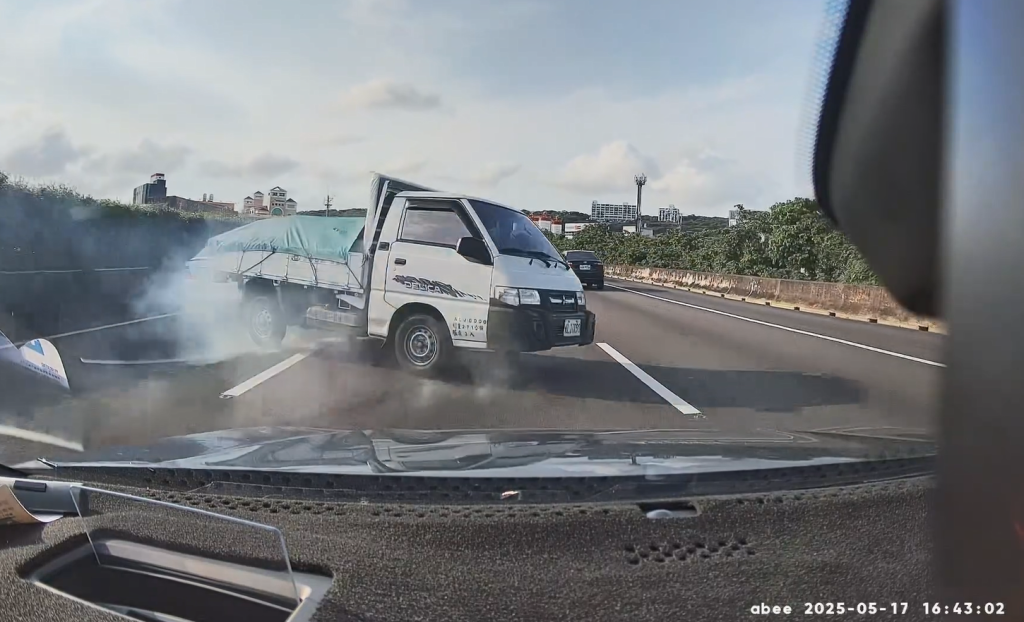 白沙屯媽祖擋煞？高速公路驚魂！前車失控打轉 後方駕駛驚呼「人生差那一秒」