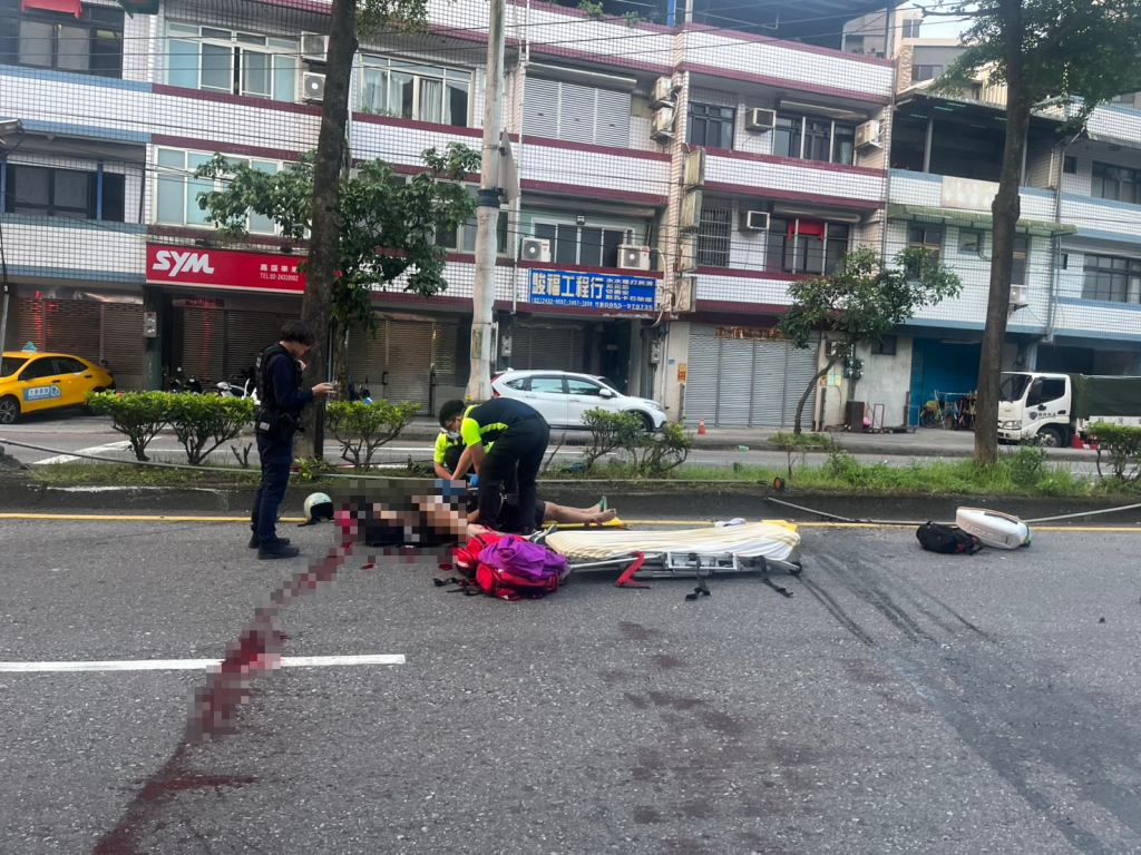 快訊／驚悚瞬間曝光！基隆少年無照雙載　自撞安全島1死1重傷