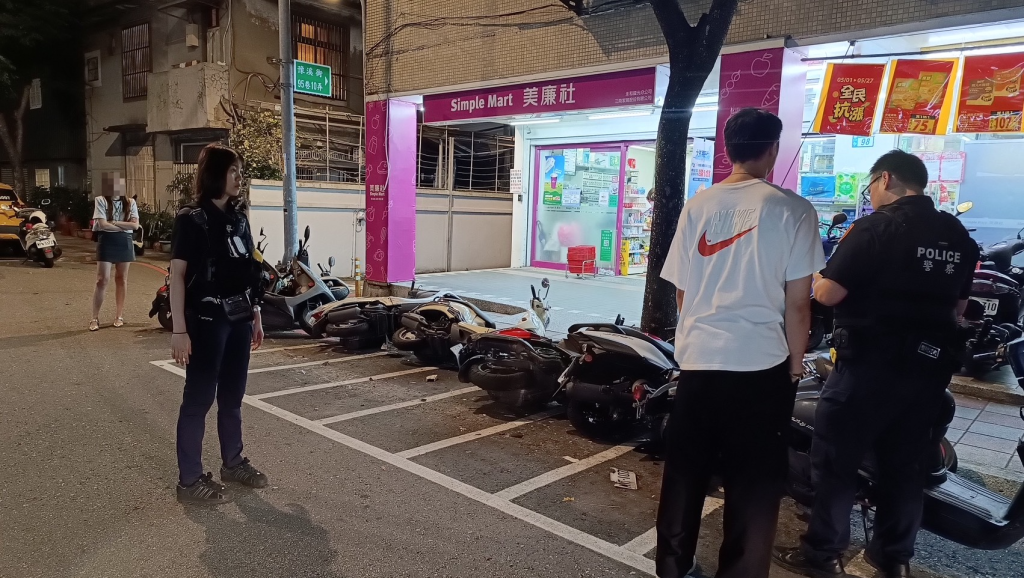 回家不知道要跪什麼？永和男酒測值0.09撞翻9機車　女友到場「死亡凝視」