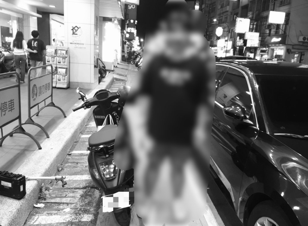 高雄屁孩「瑞隆路亂鑽」還沒安全帽！27歲衰男慘人車倒地