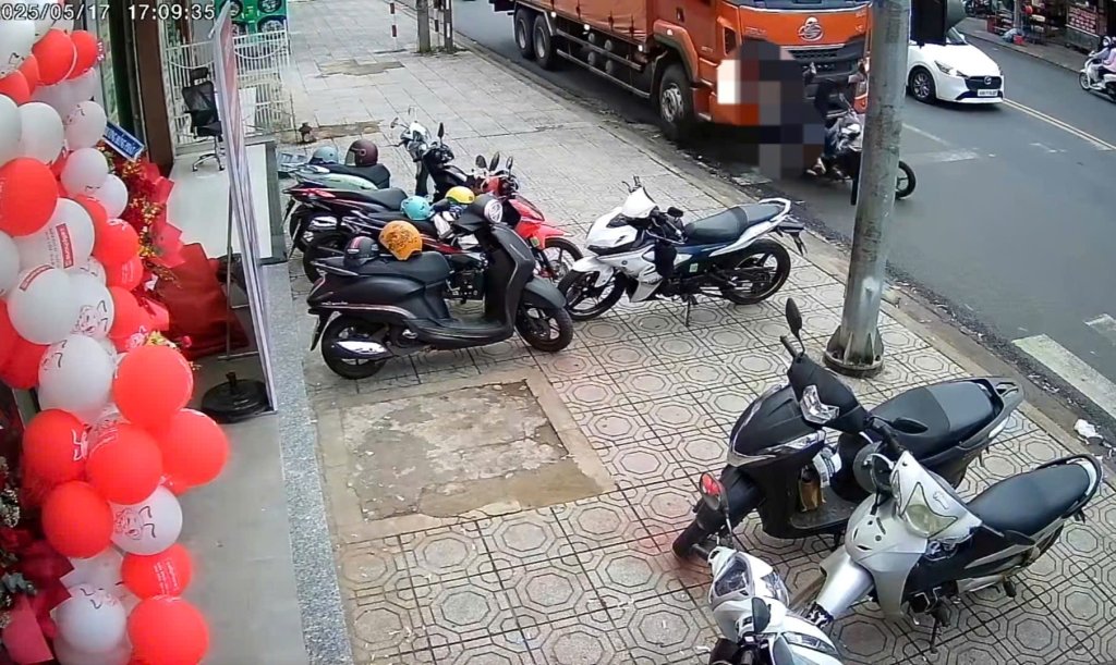 影／卡車撞死人！司機領錢疑忘拉手煞車往前滑　越南騎士被輾過3次當場喪命　　