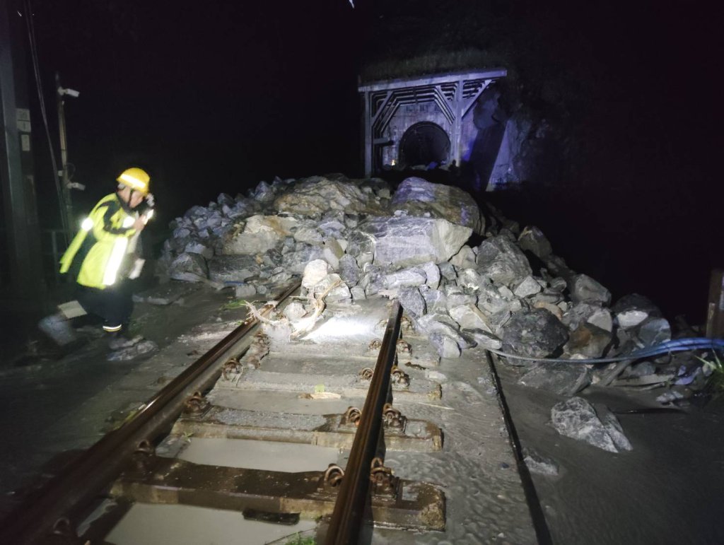 北迴線遭強降雨沖毀　和仁至崇德段雙向中斷　台鐵緊急疏運旅客
