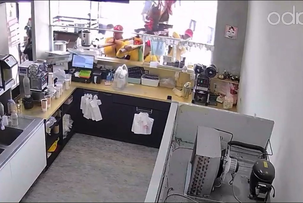 影／神農大帝直衝「撞破飲料店玻璃窗」　業者po監視器影片：太著急喝奶茶