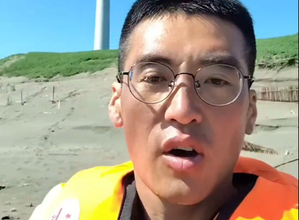 影／陸男開橡皮艇「從福建登陸桃園」　上岸插五星旗影片瘋傳
