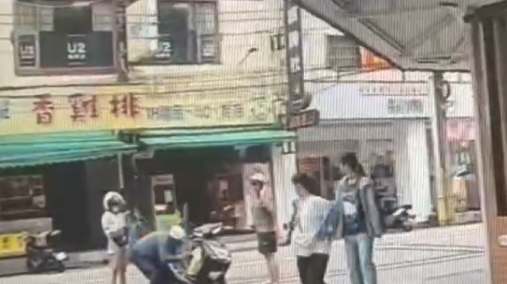 中壢72歲阿北當街怒砸球棒！ 　與26歲年輕人行車糾紛失控暴衝