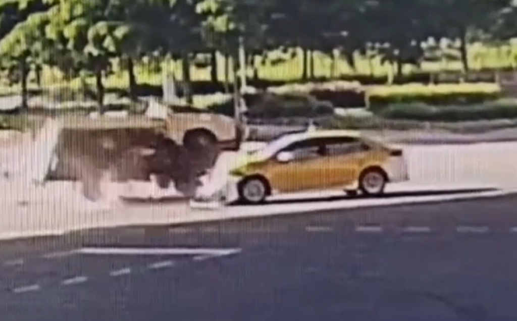 撞擊畫面曝光！ 　台中小黃撞翻小貨車民眾協助駕駛脫困