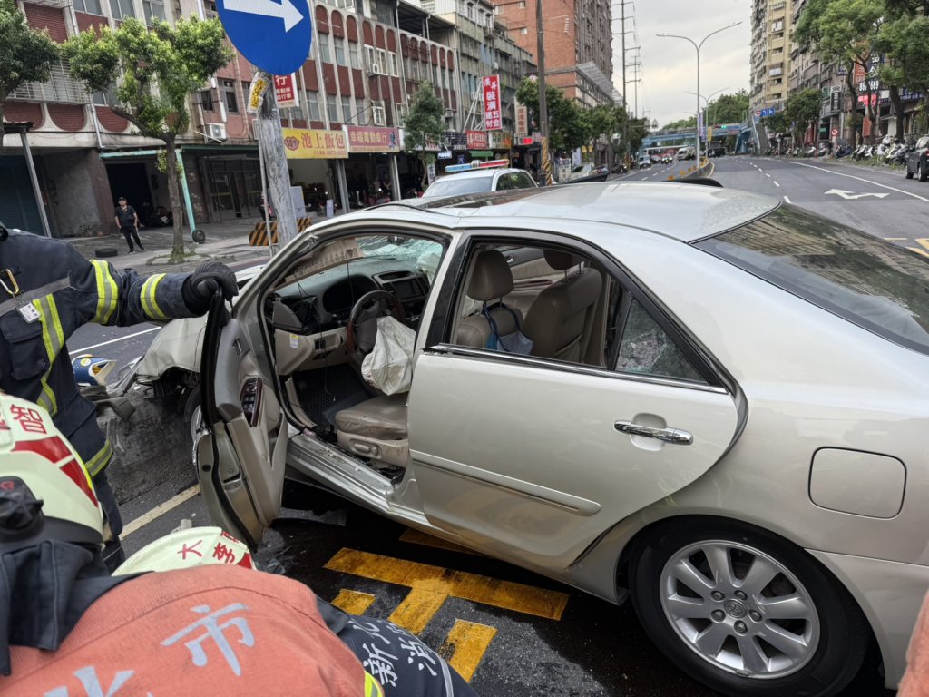 新／三峽重大車禍！78歲駕駛猛衝撞　12歲女童救回來了