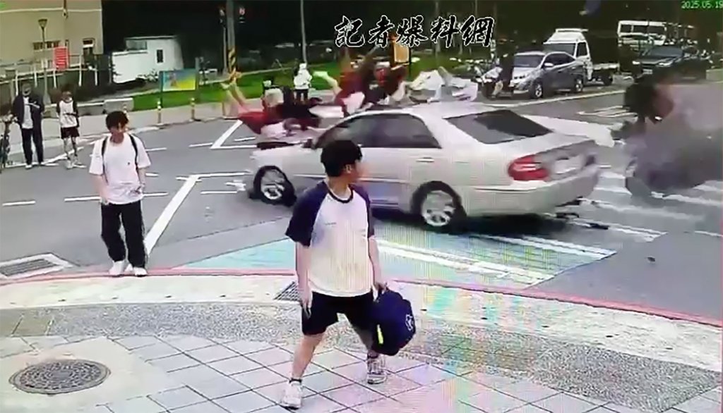 新北重大事故路口監視器曝光  3女學生穿越斑馬線被撞飛