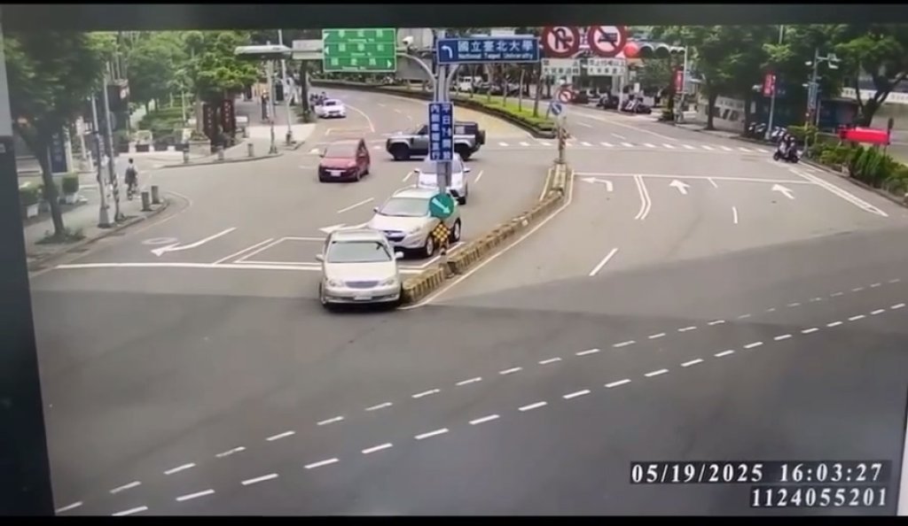 影／三峽3死車禍！78歲翁最初爆衝影片曝光　左轉撞分隔島「倒車再撞後車」肇逃狂飆