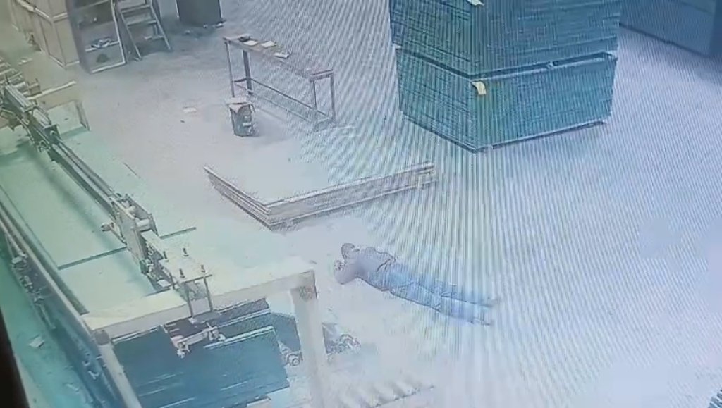 影／工廠死亡意外！膠合板噴射飛出「直擊印度員工頭部」　監視器影片瘋傳
