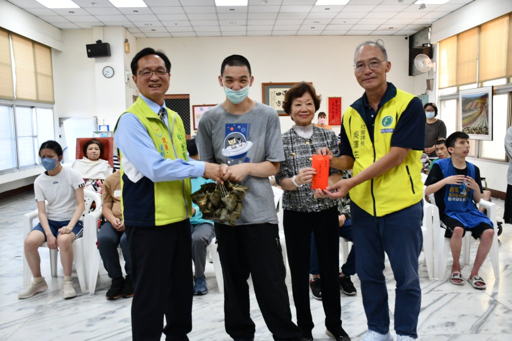彰化市長端午送暖　探視彰化兩大社福機構贈加菜金與肉粽