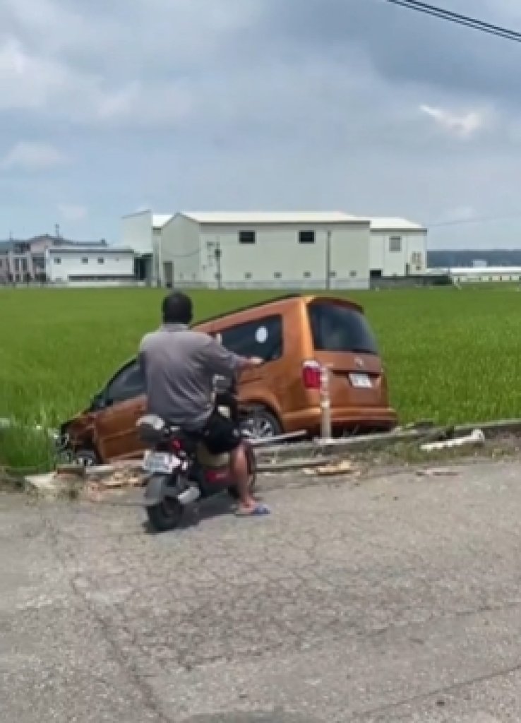 一秒飛到田中！芬園驚悚車禍　小客車遭撞「起飛撞斷電桿」