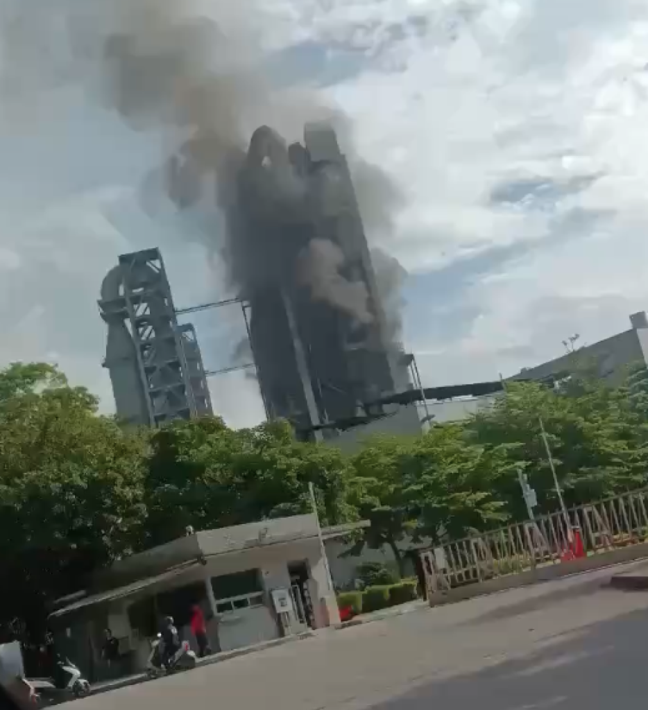 花蓮台泥和平廠驚傳火警　預熱機樓層冒黑煙與火光