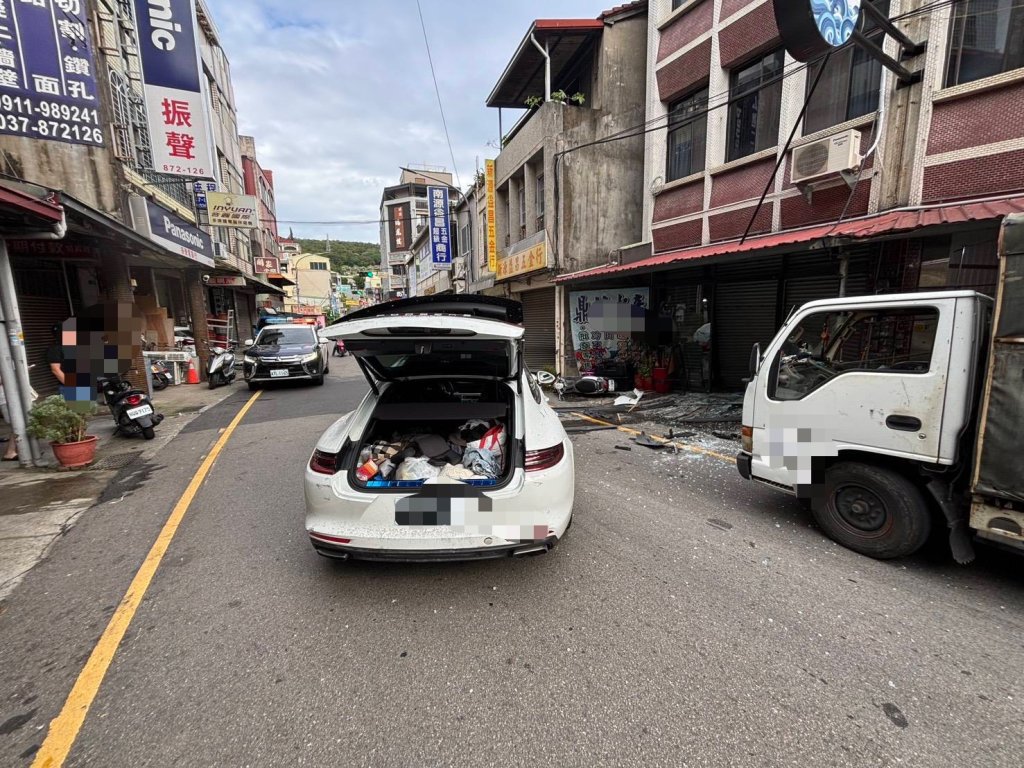 怒火衝昏頭！疑妻外遇男子開車撞情敵　卻找錯人害兩家店遭殃