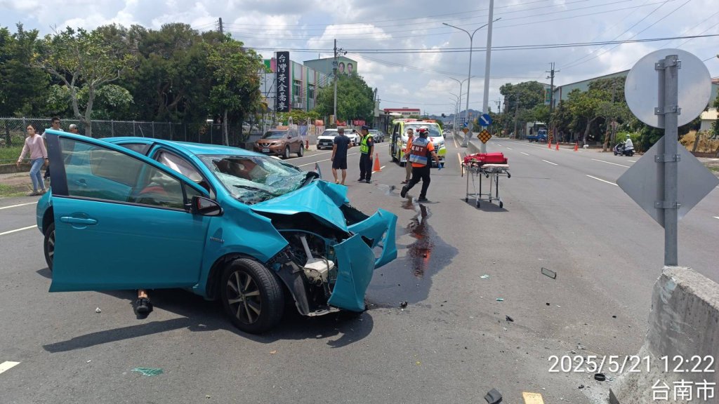 台南玉井再傳車禍！24歲男自撞受困　車頭撞爛安全氣囊爆開