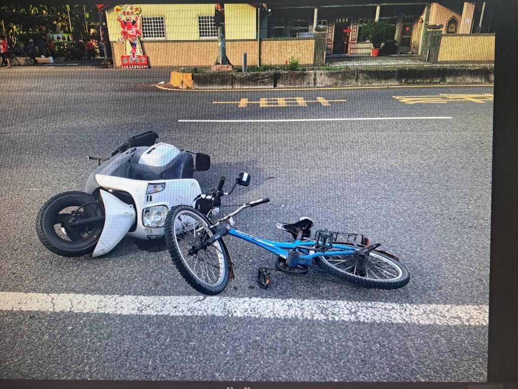 內埔機車闖紅燈自摔　滑行撞上83歲酒駕騎士雙雙送醫