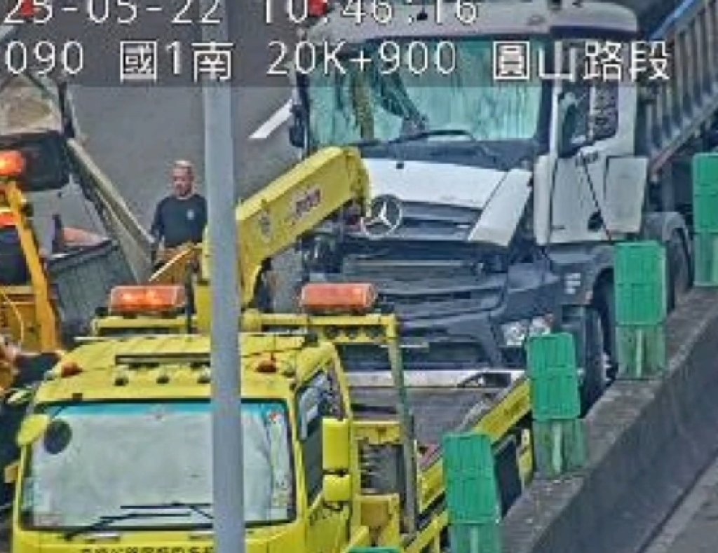 國道圓山段驚險追撞！聯結車撞上客運　1人輕傷送醫