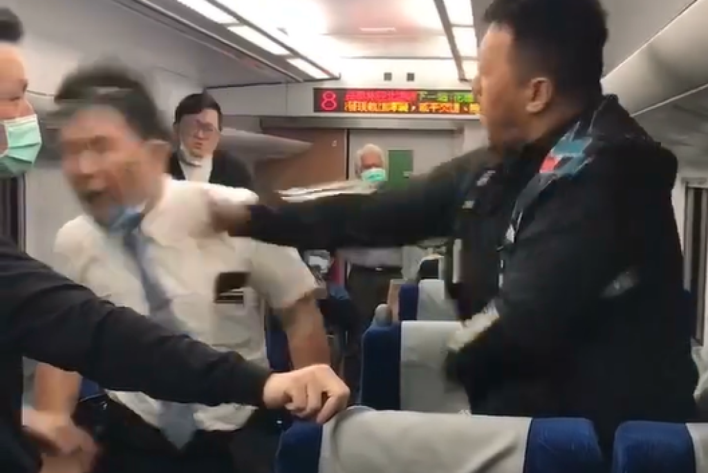 影／台鐵爆糾紛！車長「遭男乘客打巴掌」暴怒反擊　雙方扭打成一團影片引熱議