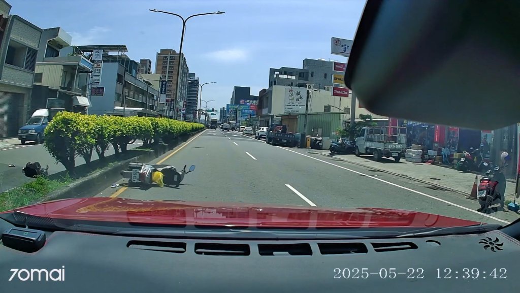 影／中暑？桃園騎士不明原因偏移　自撞分隔島掉對向車道