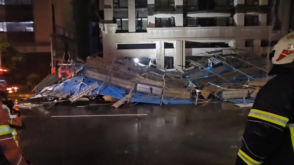 影／暴雨襲新北！中和區建案鷹架倒塌　下方車輛遭砸