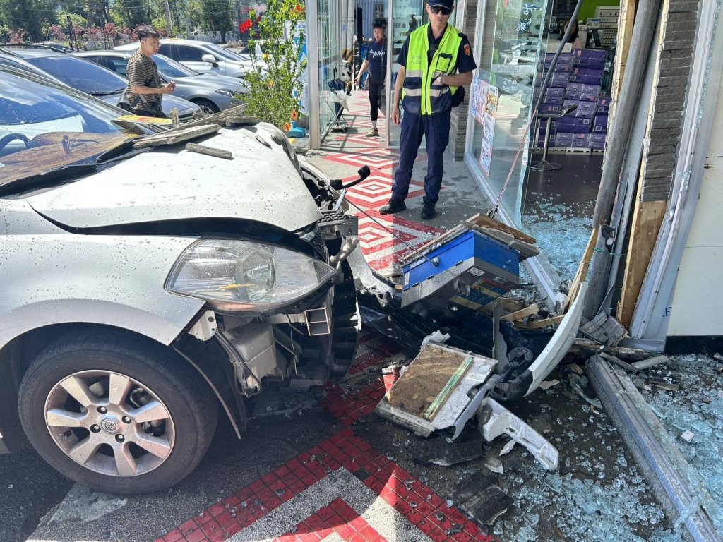 驚險！南投仁愛休旅車失控撞超商　兩人輕傷無大礙　警方籲山路多用低速檔