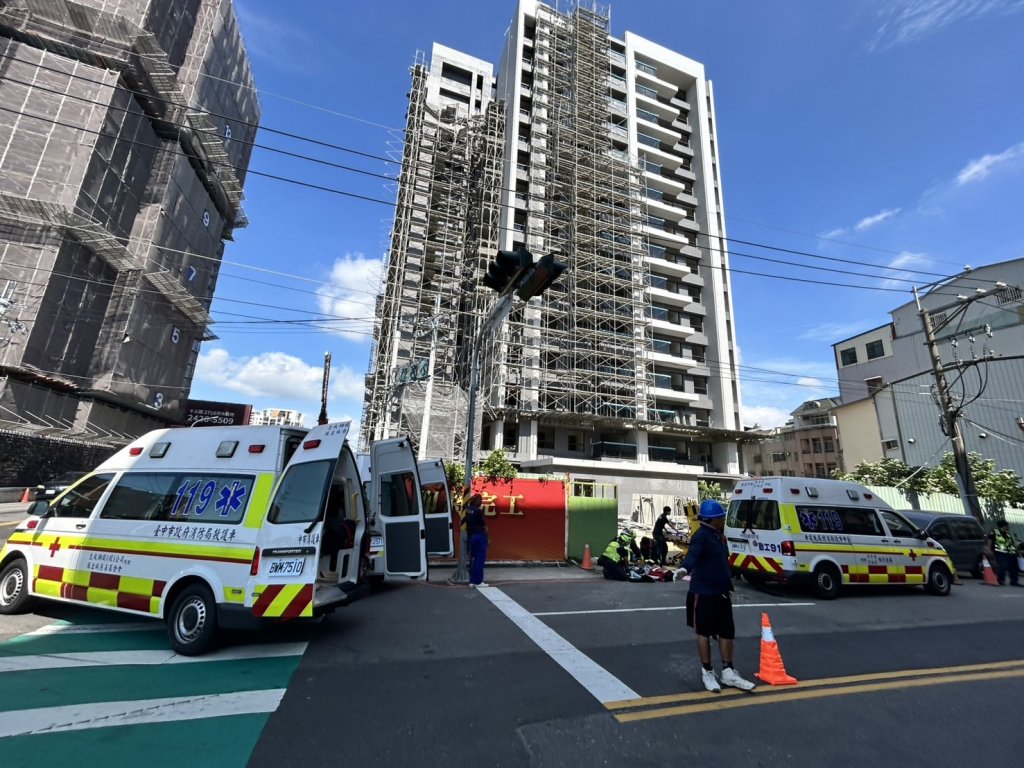 快訊／台中南區鷹架驚傳倒塌　4名工人受傷！警消5車12人緊急搶救