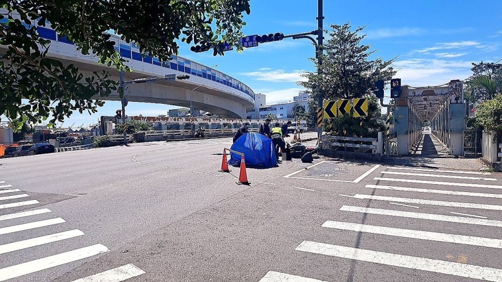 高雄死亡車禍！男「詭撞」號誌桿　當場身亡