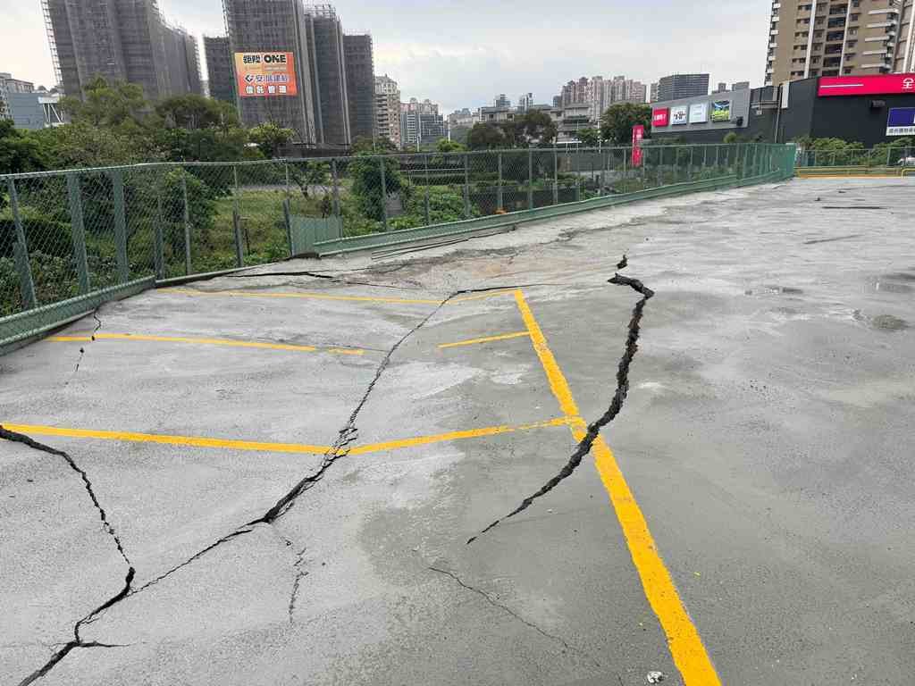 爆料／淡水非法停車場恐危及公共安全 居民怒控公部門互踢皮球