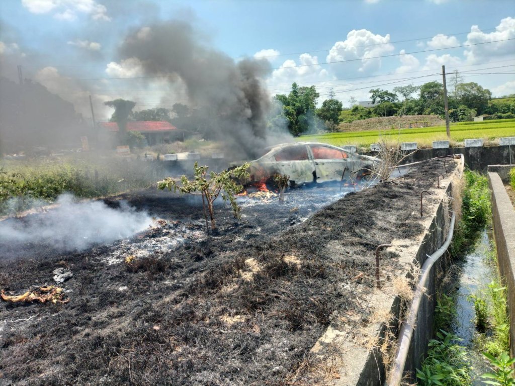 台南某國小旁火燒車！惡火狂燒　車內驚見焦屍
