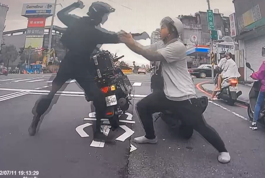 影／行車糾紛等紅燈時亮刀！男騎士手臂遭砍噴血　扭打後「抱摔反擊」壓制