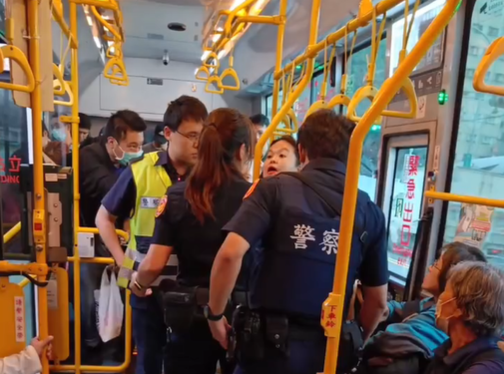 酒醉婦人公車鬧事還討價還價不讓男警碰 警方強制拉下車社維法送辦