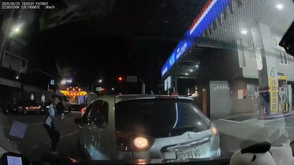 影／阿伯爆衝車禍！疑進加油站插隊起口角　一時緊張倒車猛撞後車