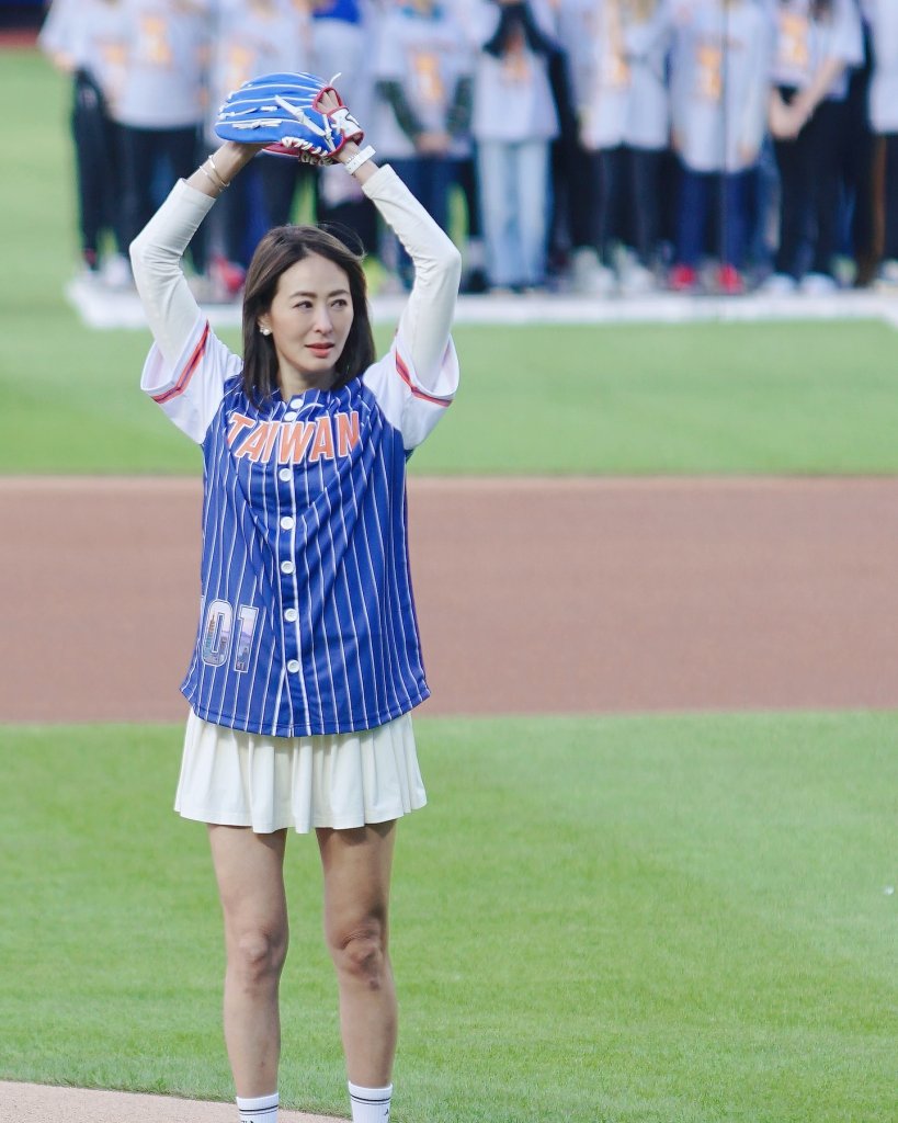 台北101董事長賈永婕MLB開球 台灣球衣驚豔國際舞台