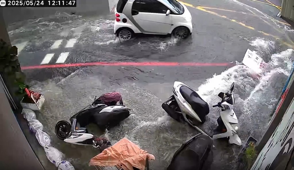 瞬間變馬拉灣!台中豐原西安街24日暴雨成災　小車激起水浪掀翻機車、拒馬
