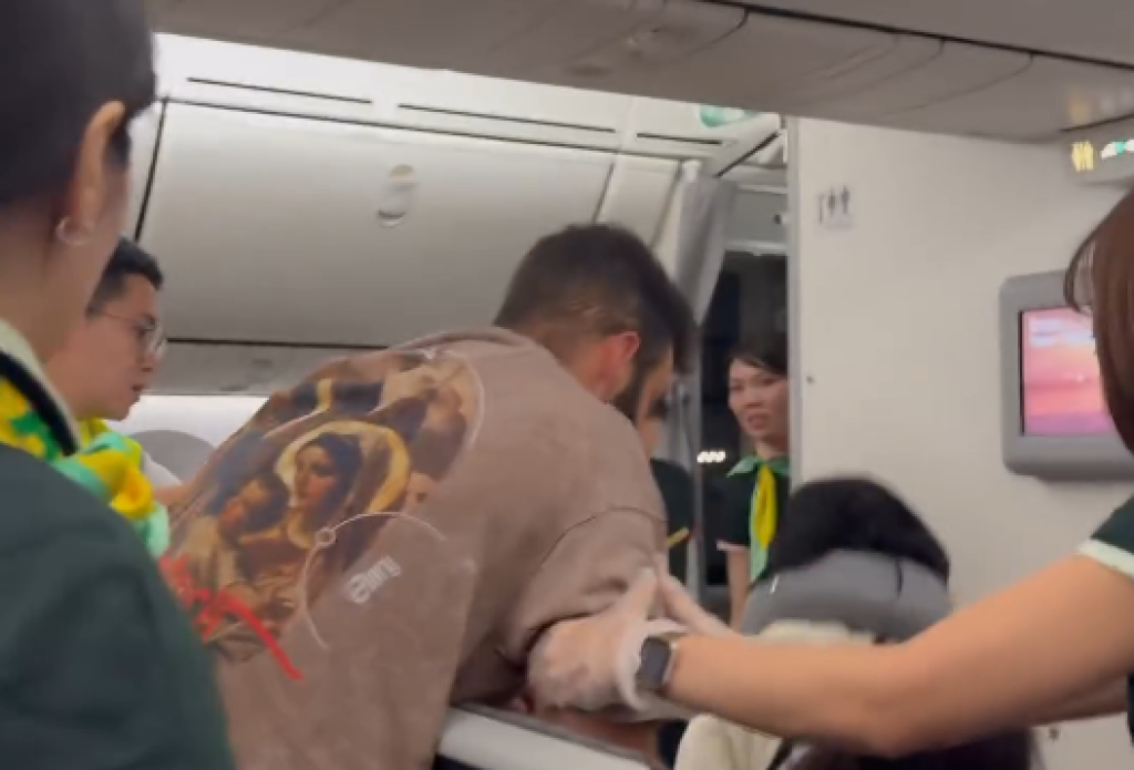  影／還沒起飛就喝醉？男搭長榮BR65突起身「吐在前排乘客身上」　目擊者：他被請下飛機