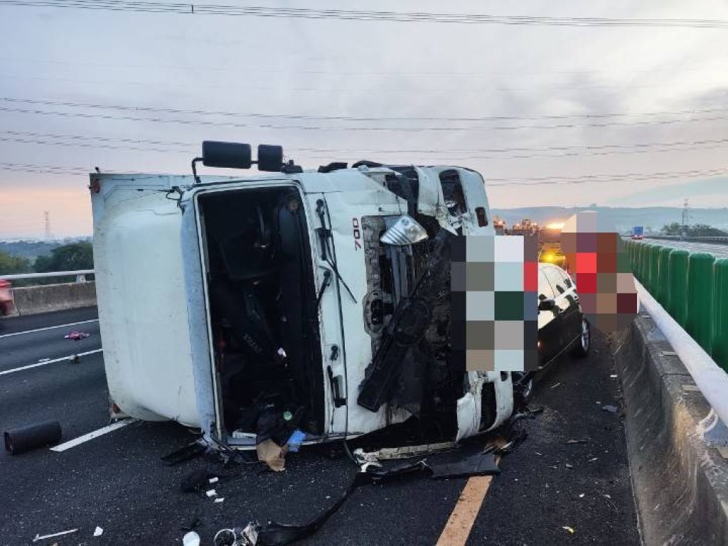 國道台中王田路段連環車禍！　兩大車一小車相撞兩人受傷