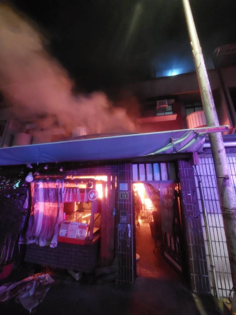 煮火鍋引發火警！ 　台中暗夜民宅火警住戶急逃生