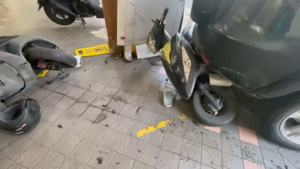 影／又是暴衝車禍！7旬翁開休旅車衝進騎樓　網友：最近是連鎖效應嗎？