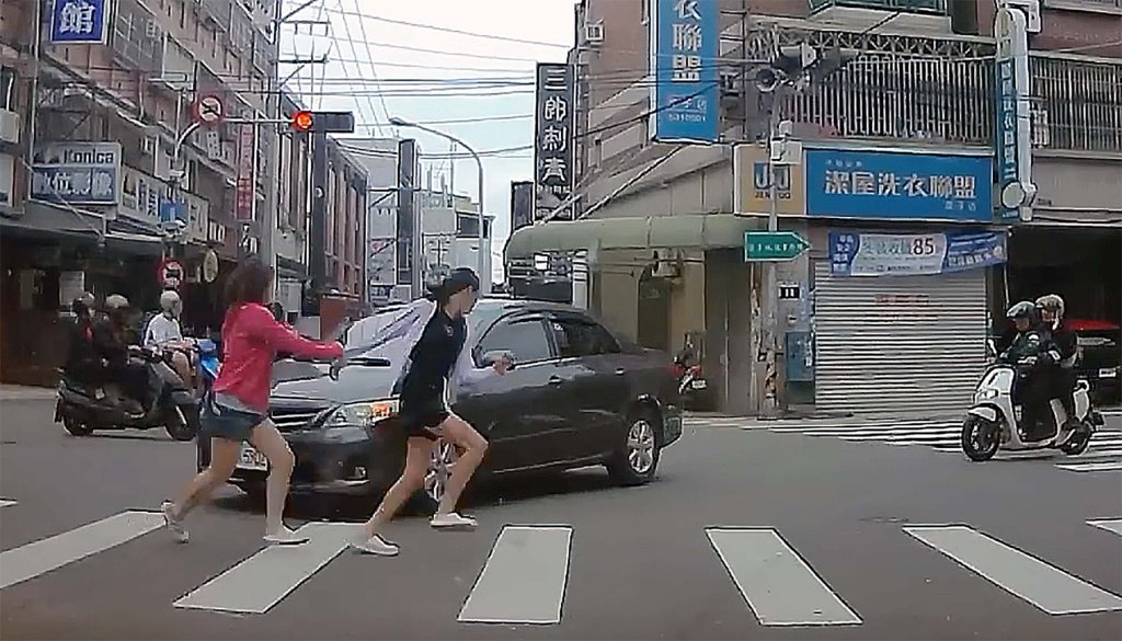 中市惡劣駕駛未禮讓行人  2女攜手跳離險遭撞飛