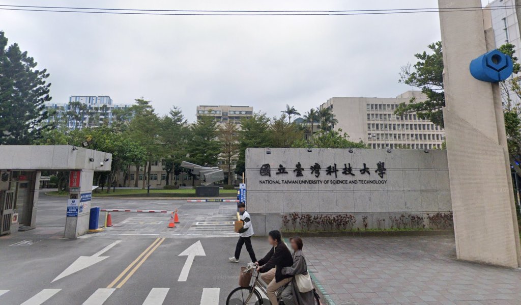 快訊／台科大實驗室深夜突起火！濃煙狂竄急疏散　警消射水搶救
