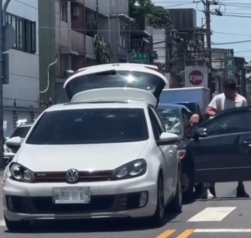 當街砸車拉人！　桃園家暴男遭警方依現行逮捕送辦