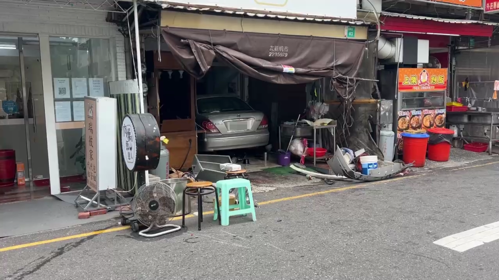 快訊／影／地下室直衝馬路！女駕駛飆出撞騎士再衝店家　餐車灶台被撞爛