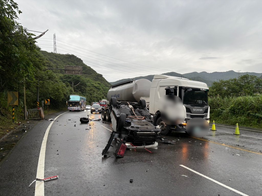 影/酒駕自撞護欄再擦撞油罐車　轎車360度翻覆路中