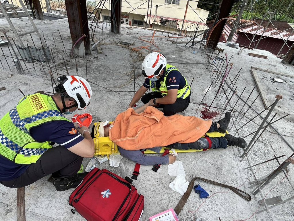 驚悚！　竹山建築工地工人跌倒鋼筋插眼