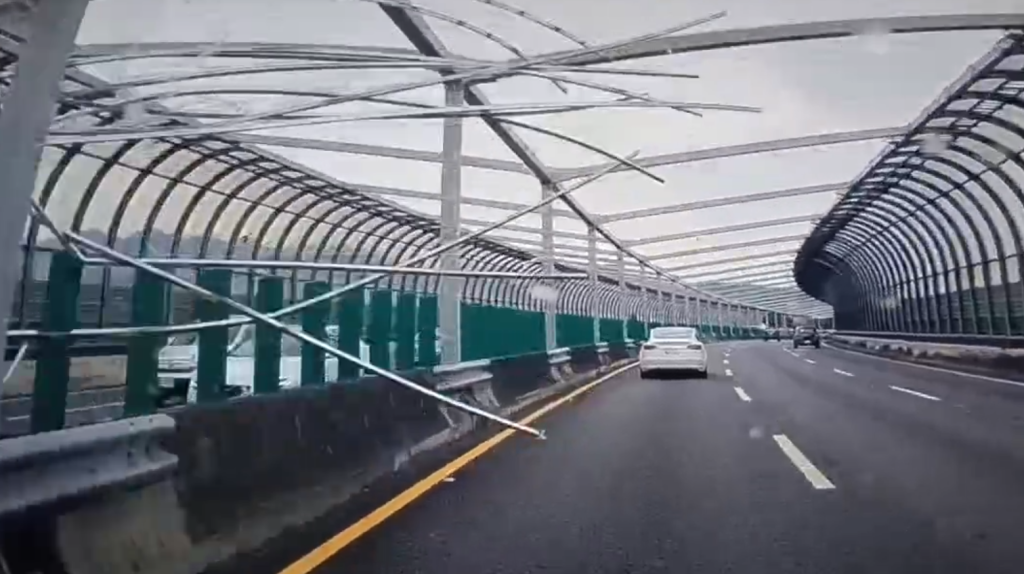 砸車畫面曝光！ 　台74線鐵條從自小貨車掉落砸兩車