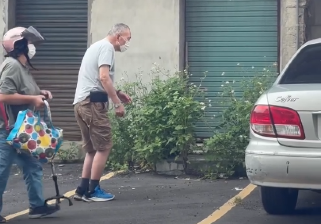 影／高齡阿伯倒車5分鐘！目擊駕駛驚「這身體狀況開車要確耶」　網友：他動作慢到我用快轉